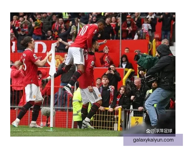 瓦拉内防守站位持续提升，展现出稳健的比赛状态。