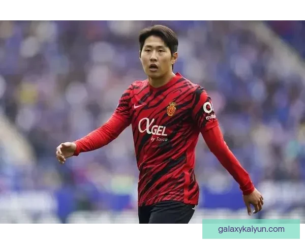 李刚仁在巴黎圣日耳曼表现稳健，状态回暖引发关注。