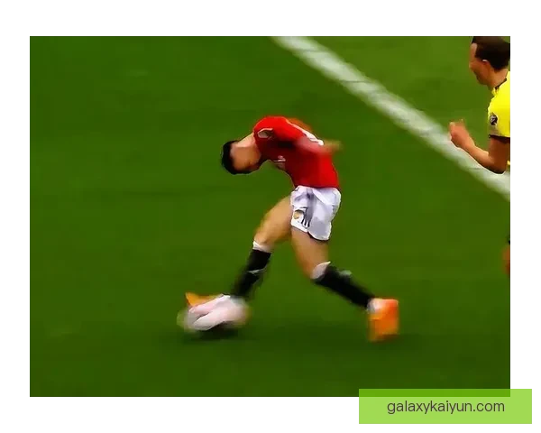 安东尼射门方式特点分析：惯用右脚内切后弧线攻门走势清晰